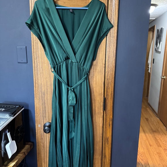 Emerald Green Batwing Pleated Satin Dress - Picture 10 of 10